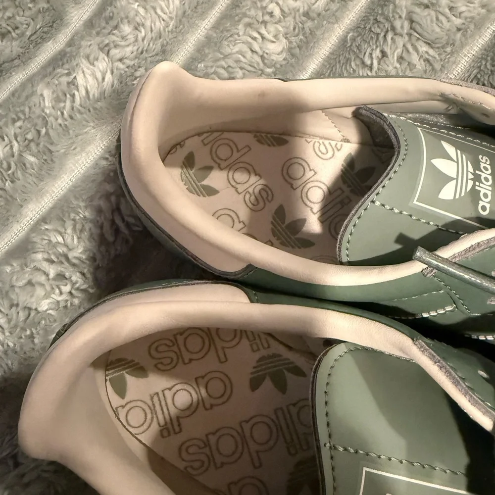 Adidas Classic Green and White sambas - Picture 6 of 7